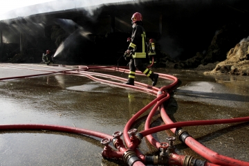 002-katia-bonaventura-photojournalism-incendio-vigili-fuoco-turriaco